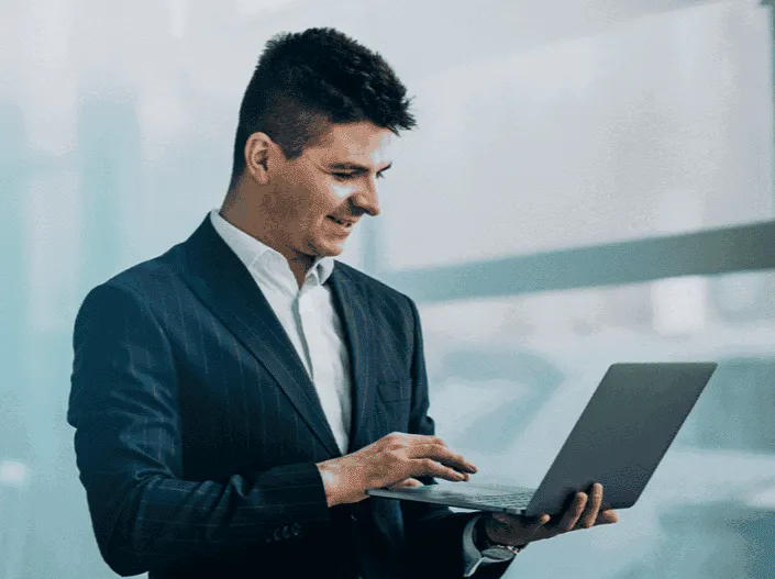 Empresário usando o ERP Know-How em um notebook